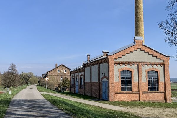 Das erste Schöpfwerk in Trockenpolder, im Hintergrund, das Wohnhaus des Schöpfwerkmeisters, dahinhinter steht das zweite Schöpfwerk.
